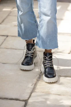 Aretha Laced boots — Black