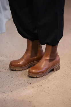 Cecilia Chelsea boots — Cognac