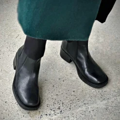 Ingrid Chelsea boots — Black
