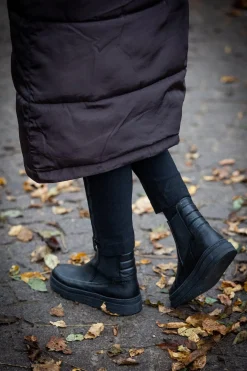 Larina Chelsea boots — Black