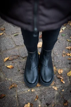 Larina Chelsea boots — Black