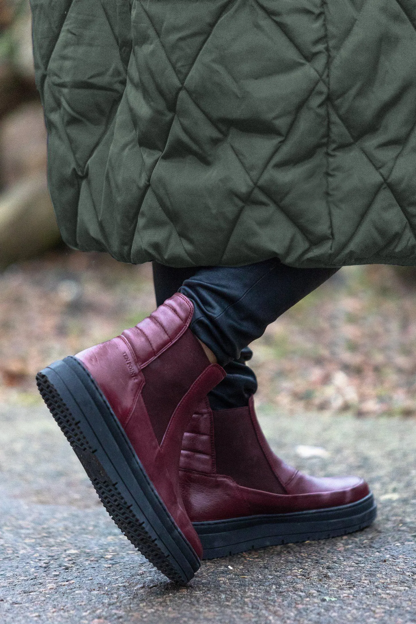 Larina Chelsea boots — Red