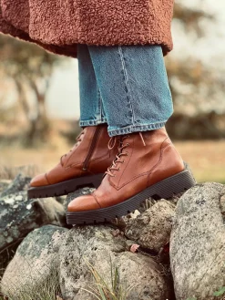 Mimmi Laced boots — Cognac