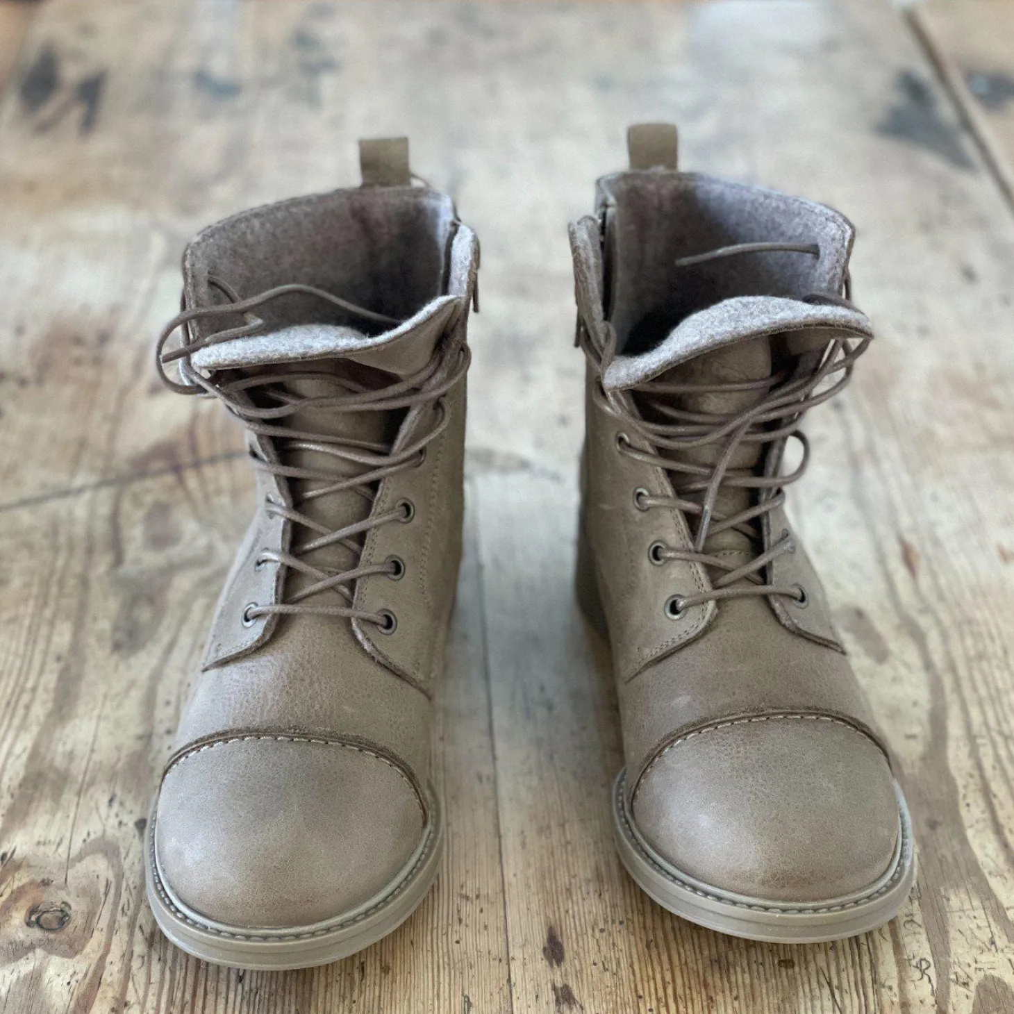 Pandora Laced boots — Taupe