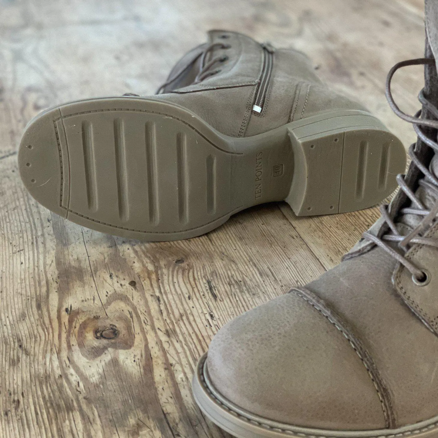Pandora Laced boots — Taupe